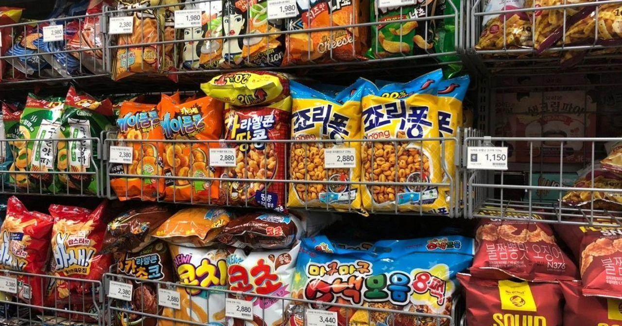 韓國超市貨架擺放各式韓國零食，其中有多款韓國黑糖風味的新產品，各種包裝色彩繽紛。